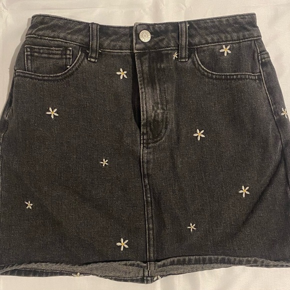 PacSun Dresses & Skirts - PacSun Black Denim Embroidered Floral Mini Skirt Size 2/25